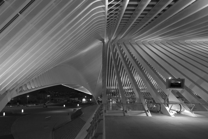 Liège-Guillemins TGV-Bahnhof (Calatrava 2009) Nord-Ost-Eingangsbereich abends